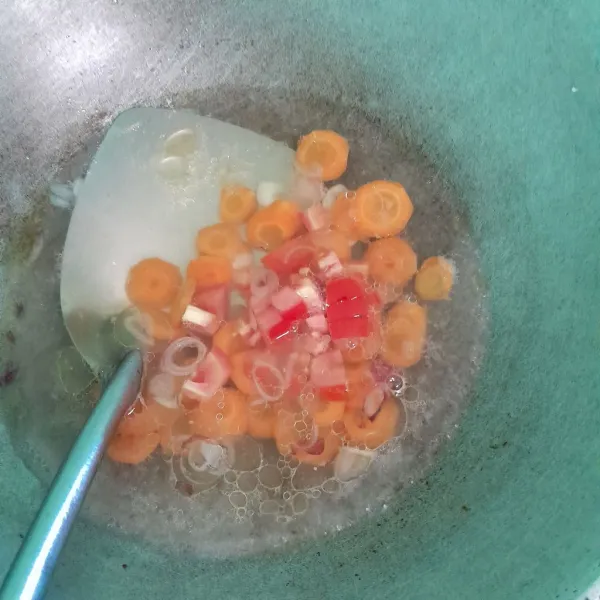 Masukkan wortel tambahkan tomat masak wortel sampai empuk.