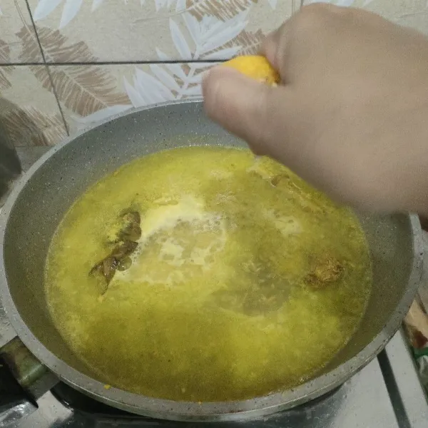 Tuang air matang. Tambahkan garam, kaldu bubuk, gula pasir, dan air lemon (cuka/jeruk nipis). Koreksi rasa.