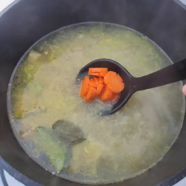 Masukkan potongan wortel, masak sampai empuk.