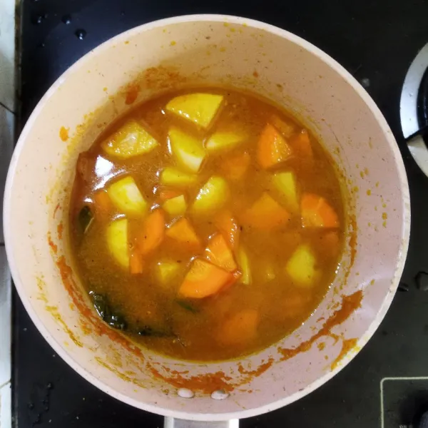 Untuk saus : Tumis bawang bombay hingga harum. Tambahkan wortel dan kentang, masak hingga layu.