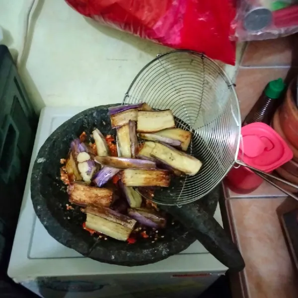 Kemudian masukkan terong yang sudah digoreng.