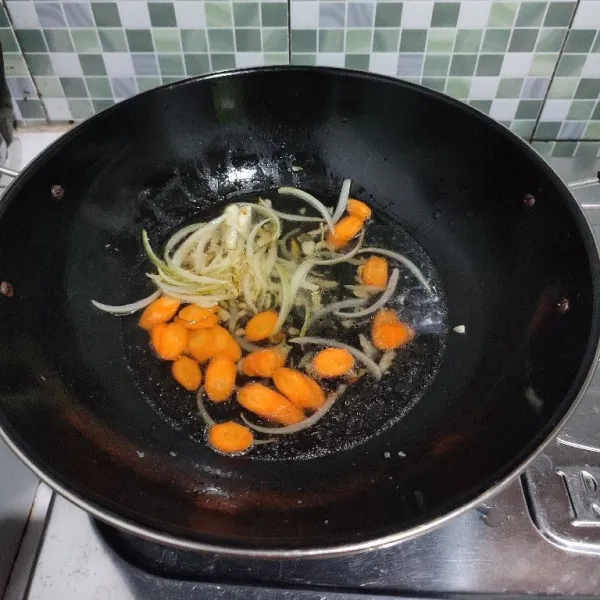 Setelah itu masukkan wortel, masak hingga empuk.