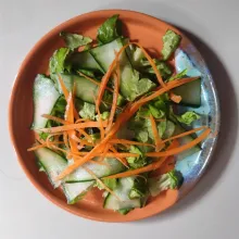 Siapkan bahan salad.