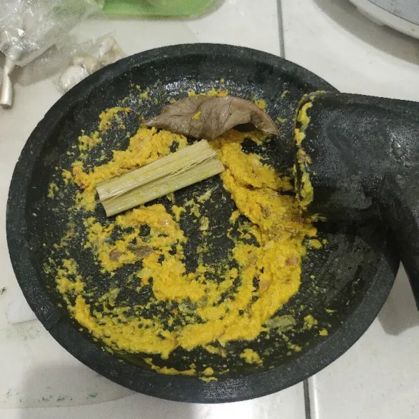 Haluskan bumbu.