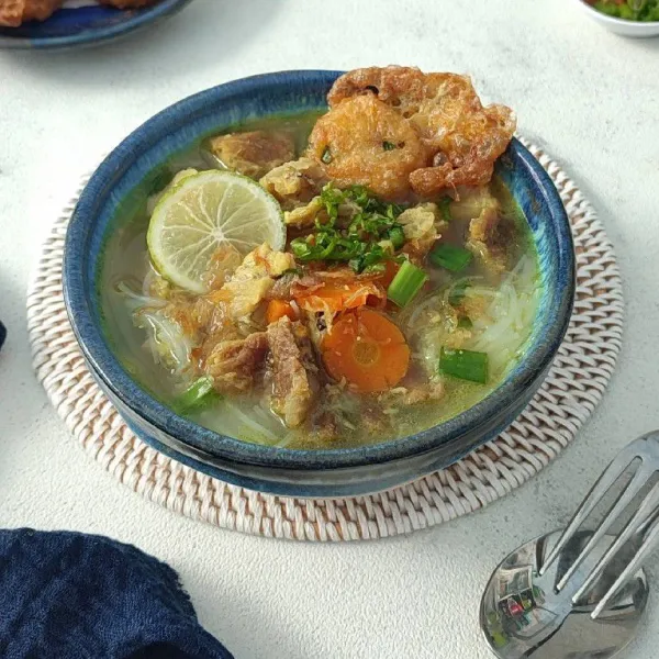 Sajikan sayur sop dengan pelengkapnya selagi panas.