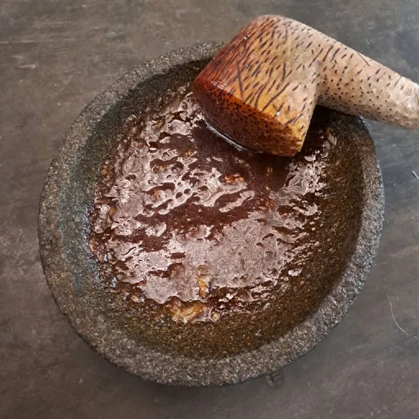 Beri kecap manis dan minyak goreng. Aduk sampai rata.
