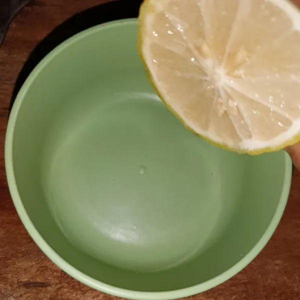 Peras lemon dan ambil airnya.