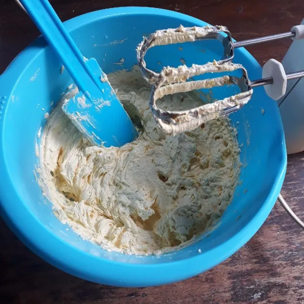 Campurkan margarin dan gula pasir, mixer hingga mengembang dan pucat selama 3 menit.