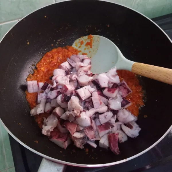 Masukkan cumi-cumi. Bumbui garam, gula pasir, lada, kaldu bubuk. Boleh ditambahkan sedikit air asal basah saja.