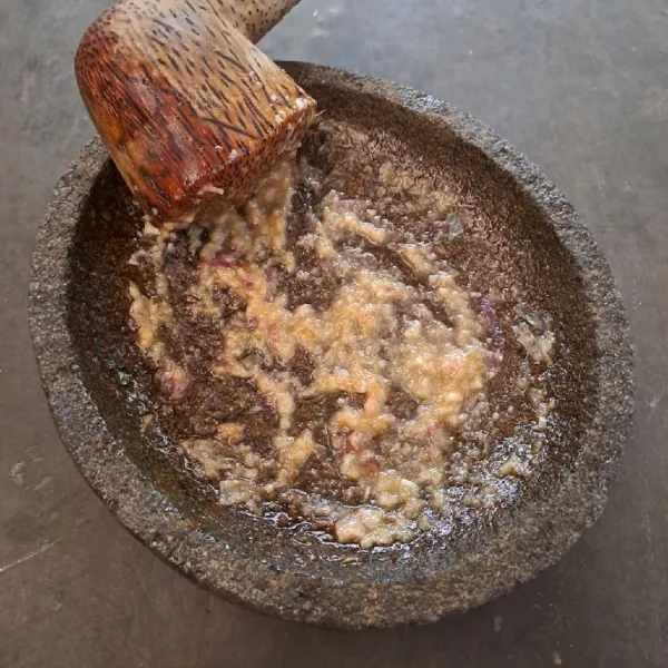 Uleg halus bawang merah, bawang putih, dan garam sampai halus.