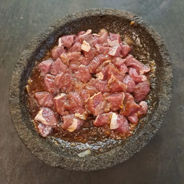 Masukkan irisan daging kambing. Aduk rata dengan bumbu. Marinasi selama 15 menit.