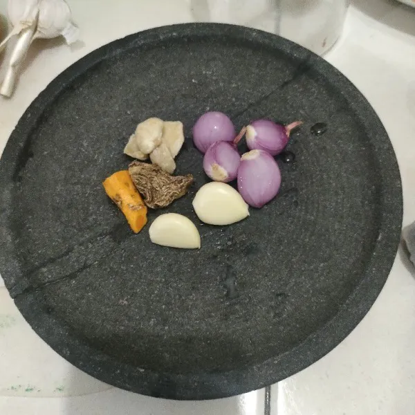 Siapkan bahan bumbu halus.