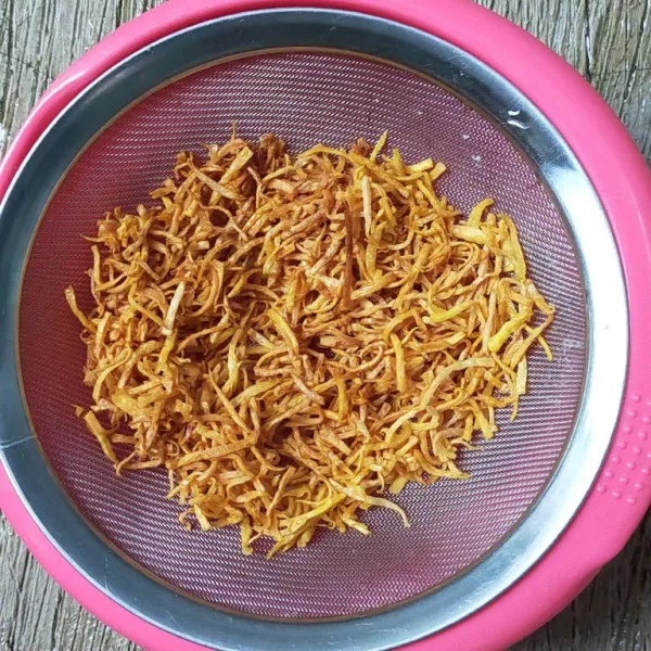 Setelah itu angkat dan tiriskan, goreng hingga bahan semua bahan habis.