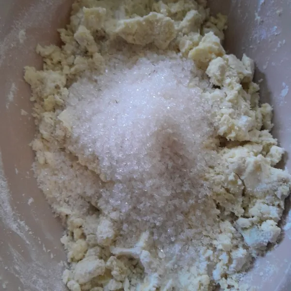Tambahkan tepung terigu, gula pasir dan vanili, aduk sampai tercampur rata lalu buat adonan bentuk lonjong.
