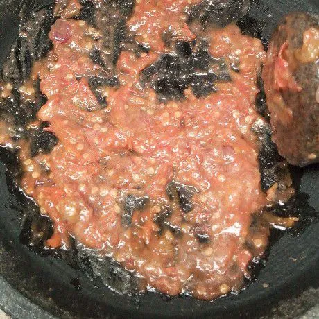 Goreng bahan sambal. Pindahkan ke cobek, tambahkan garam dan terasi. Uleg hingga halus.