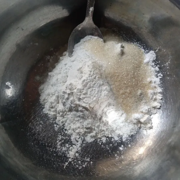 Dalam wadah masukkan tepung terigu, tepung beras, garam, gula pasir dan baking powder, aduk rata. Tuang air bertahap, aduk sampai licin tidak bergerindil.