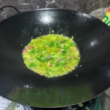 Panaskan minyak sampai panas, masukkan cabe hijau, garam, dan kaldu, aduk rata, masak sebentar saja.