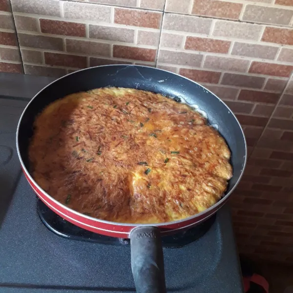 Balik dadar dan masak kembali hingga kedua sisi matang.