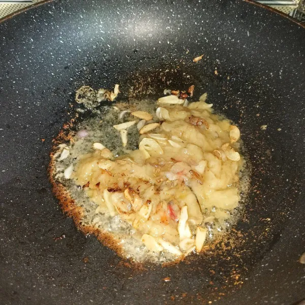 Masukkan tempoyak dan aduk rata.