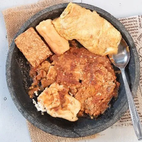 Penyet tahu tempe di atas sambal. Tambahkan lauk telur dadar atau sesuai selera. Selamat memasak.