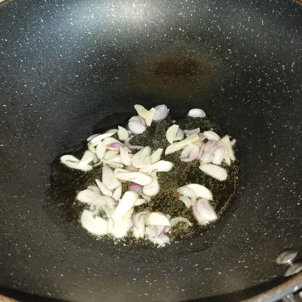 Tumis bawang merah dan bawang putih sampai harum.