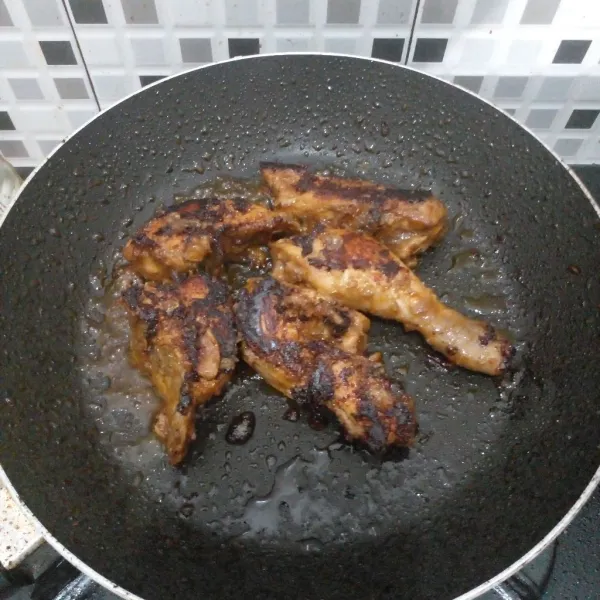 Setelah 10 menit, panggang ayam menggunakan teflon agar rasanya semakin gurih.