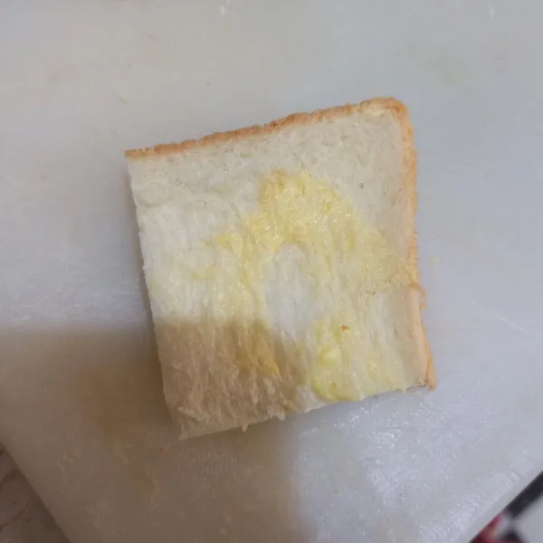 Olesi dengan margarin bolak-balik.