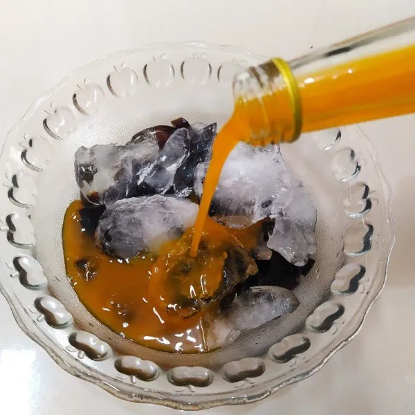 Tambahkan orange syrup.