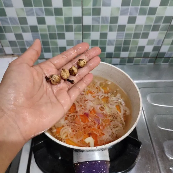 Tambahkan cengkeh dan kapulaga, rebus hingga wortel empuk.