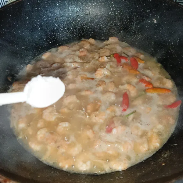Bumbui dengan garam, lada bubuk, gula pasir dan kaldu jamur.