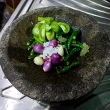 Giling kasar cabe hijaunya, gilingnya sekalian dengan bawang dan asam supaya warna hijaunya gak hitam.