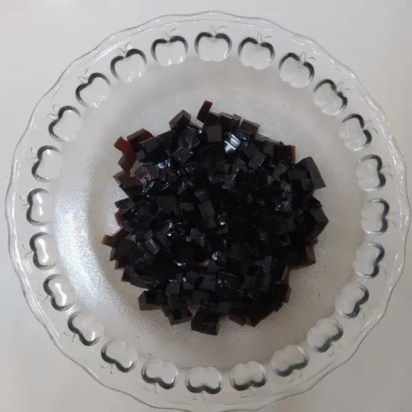 Potong- potong cincau sesuai selera.