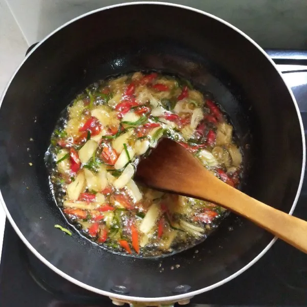 Goreng semua bahan irisan hingga garing, lalu tiriskan.