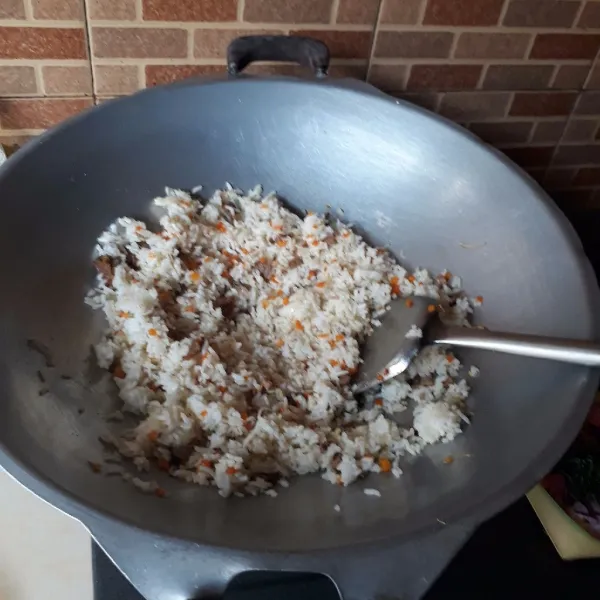 Masukkan nasi dan rendang, aduk hingga rata.