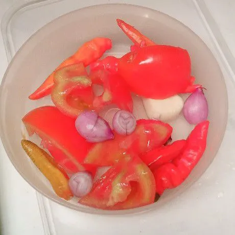 Untuk bahan sambal bisa dibilas dahulu agar bersih.
