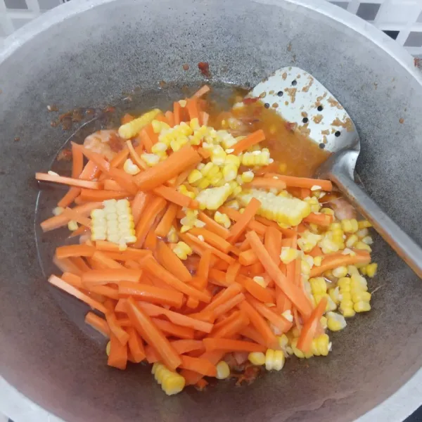 Masukkan juga wortel, jagung, racik saus tiram. Masak hingga bumbu tercampur dan matang sempurna.