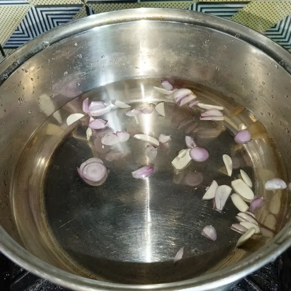 Rebus air, bawang merah dan bawang putih.