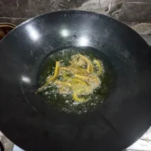 Goreng belut sampai kecoklatan.