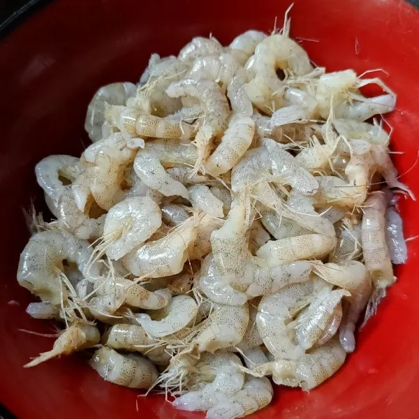 Siangi udang dan cuci bersih.