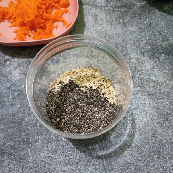 Masukkan chia seed dan oats ke dalam wadah bertutup.