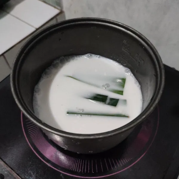Masukkan santan cair dan masukkan air secukupnya sesuai takaran memasak beras ketan. Kurangi takaran dari takaran memasak nasi karena beras ketan cepat lembek.