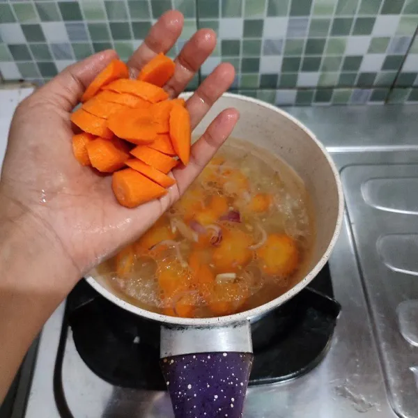 Masukkan air kaldu sapi, biarkan mendidih. Setelah itu masukkan wortel.