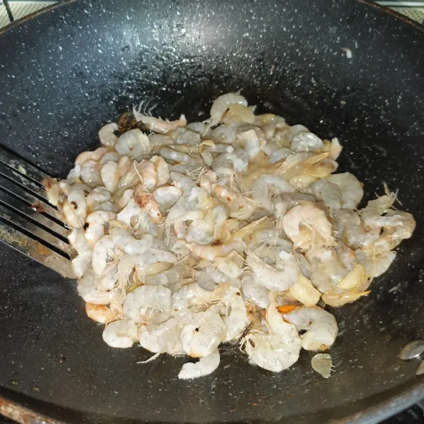 Masukkan udang dan aduk-aduk sampai udang berubah warna.