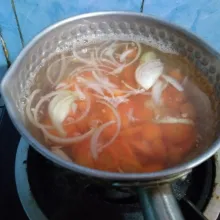 Bila hendak mendidih masukkan potongan wortel, rebus sampai hampir empuk.