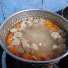 Kemudian tambahkan soun, masak sebentar sampai soun empuk. Tuang minyak wijen, tes rasanya. Sajikan dengan taburan bawang goreng atau perasan jeruk nipis.