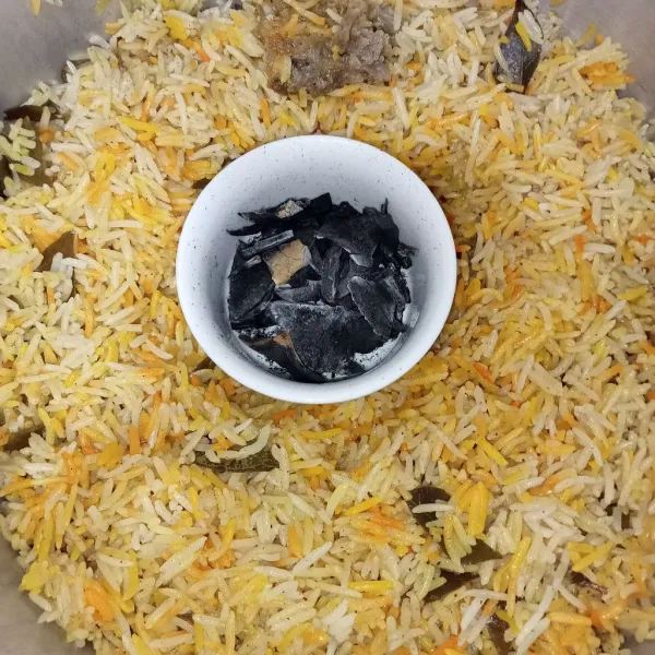 Matikan kompor, lalu masukkan arang tempurung yang sudah dibakar kedalam pengukusan diamkan selama 30 menit (bertujuan supaya aroma nasi mandhi lebih kuat dan beraroma khas nasi Arab). Sajikan nasi dengan acar, Yummy 🤗