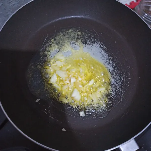 Tumis bawang bombay dan bawang putih hingga harum dengan margarin.