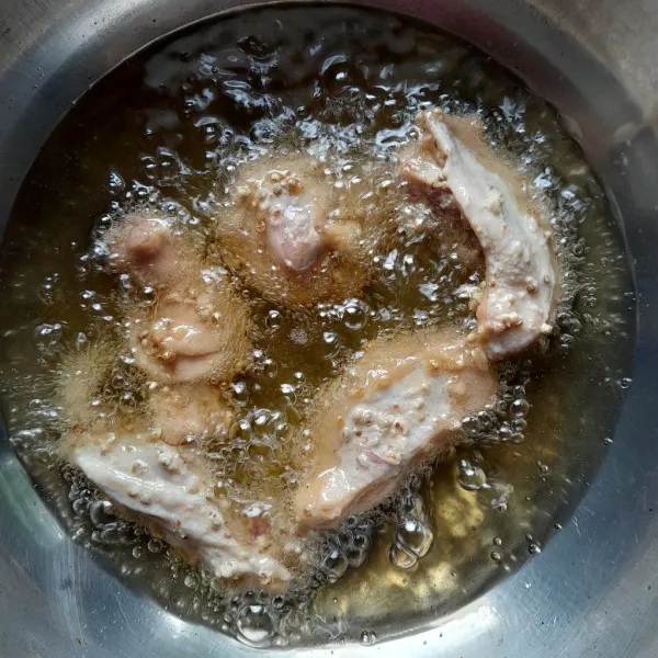 Panaskan minyak dalam wajan. Kemudian goreng ayam ketumbar hingga matang kecokleatan, gunakan api sedang cenderung kecil. Setelah matang, angkat dan siap disajikan.