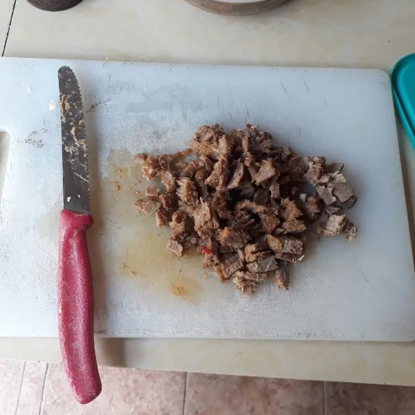 Potong kecil-kecil daging rendang.