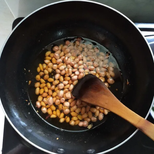 Goreng kacang tanah hingga garing, kemudian tiriskan.